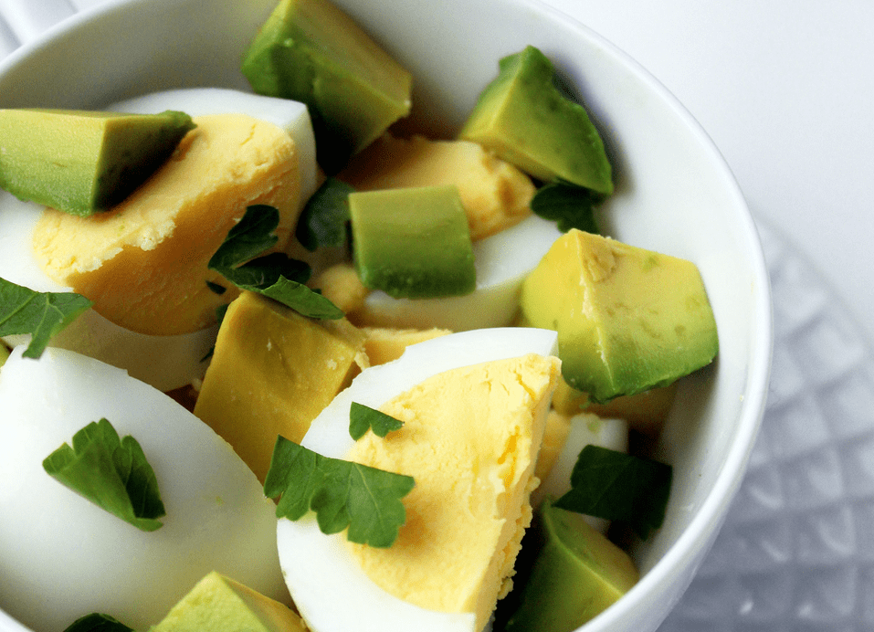 salada com abacate e ovos em uma dieta protéica