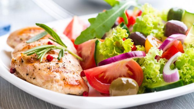 salada de legumes e peixes em dieta de proteínas