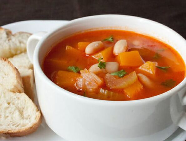 A sopa de aipo é um prato forte na dieta de uma dieta saudável para perda de peso